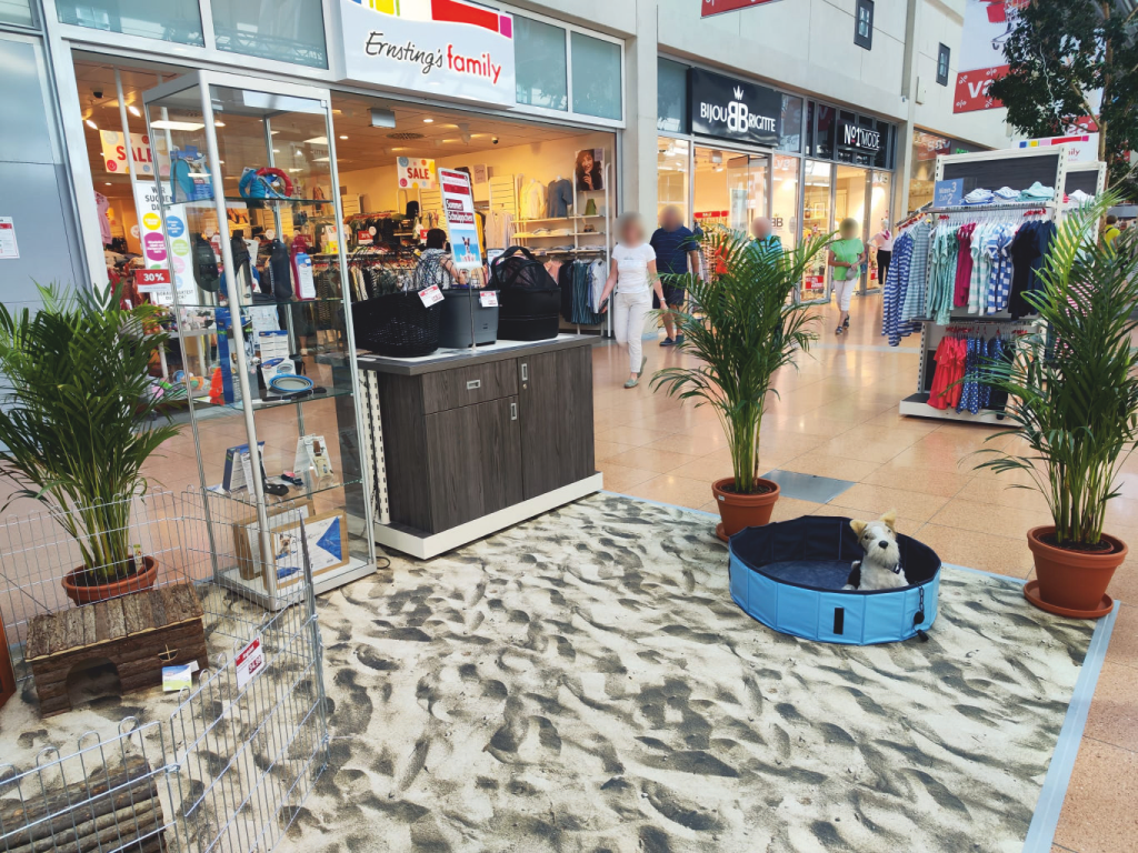 Strand-Dekoration mit Sandfläche, Lounge-Möbeln und Pflanzen