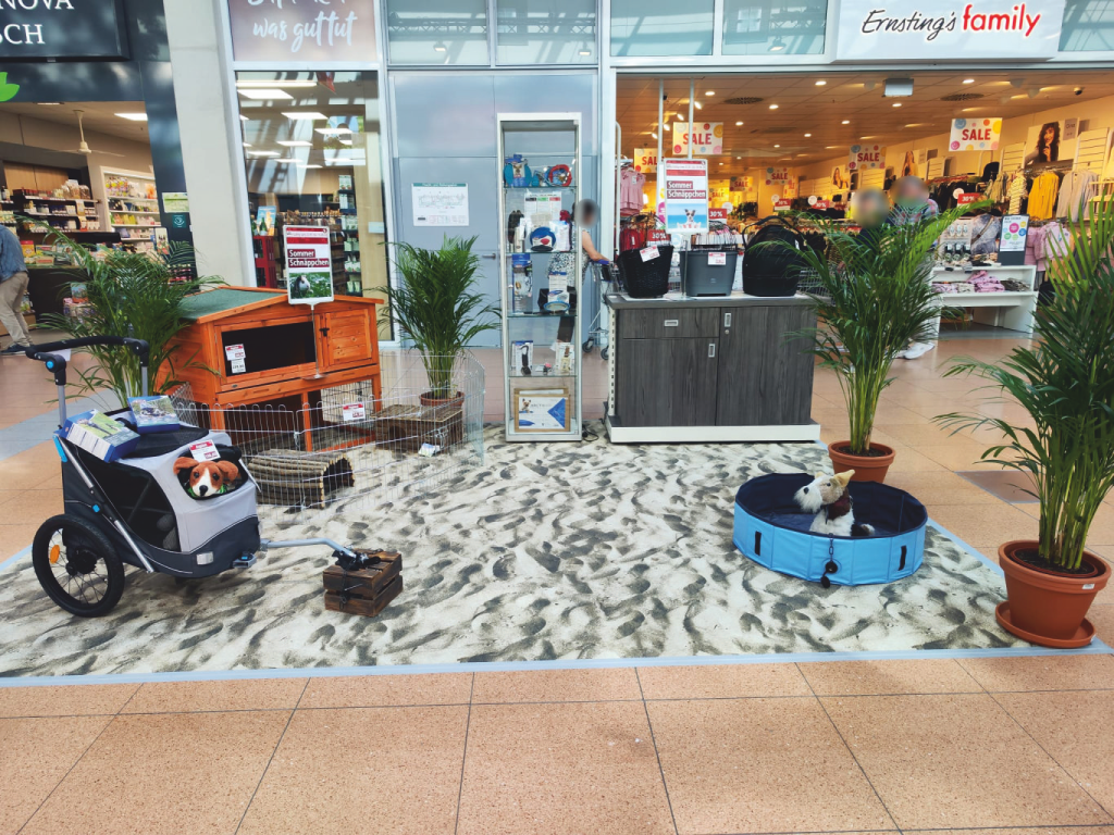 Messe- oder Verkaufsstand mit Auslegware im Sandmuster