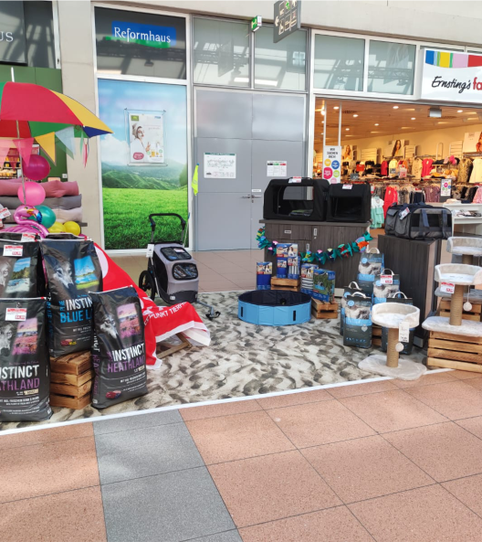 Ein farbenfrohes Außendisplay für ein Zoofachgeschäft