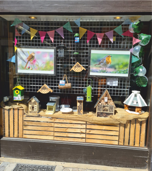 Das Schaufenster eines Zoofach- oder Gartenbedarfsgeschäfts