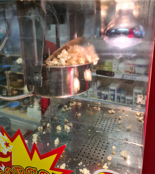 Ein Detailblick in eine Popcornmaschine