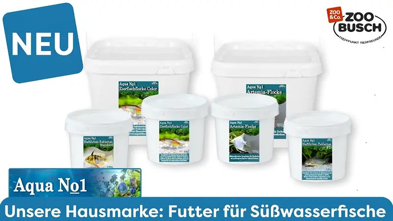 Neu: Fischfutter für Süßwasserfische von unserer Hausmarke Aqua No.1. Es sind 4 Sorten Fischfutter in weißen Dosen abgebildet. Es schwimmen Fische im Hintergrund.