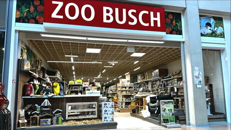 Zoo-Busch Filiale im KaufPark. Ein Mann und eine Frau nähern sich dem Geschäft.